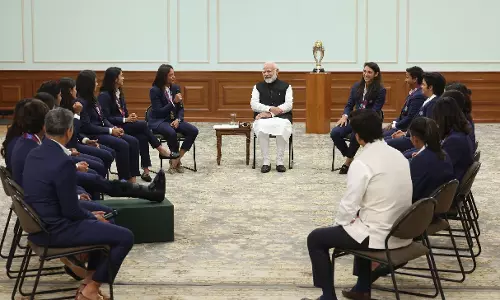 PM Modi की महिला विश्व कप विजेता टीम से भावनात्मक मुलाकात चर्चा में PM Modi की महिला विश्व कप विजेता टीम से भावनात्मक मुलाकात चर्चा में