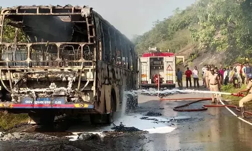 ओडिशा-आंध्र सीमा पर सालूर घाट पर OSRTC बस में आग लग गई, यात्री सुरक्षित हैं ओडिशा-आंध्र सीमा पर सालूर घाट पर OSRTC बस में आग लग गई, यात्री सुरक्षित हैं