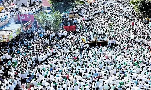 किसानों के विरोध प्रदर्शन के कारण उत्तरी कर्नाटक में चीनी मिलें बंद हैं: सरकार संकट में किसानों के विरोध प्रदर्शन के कारण उत्तरी कर्नाटक में चीनी मिलें बंद हैं: सरकार संकट में