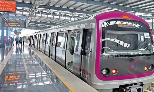 मेट्रो का एंट्रेंस गेट समय से पहले बंद हो गया: यात्रियों ने सिक्योरिटी स्टाफ की लापरवाही पर विरोध प्रदर्शन किया मेट्रो का एंट्रेंस गेट समय से पहले बंद हो गया: यात्रियों ने सिक्योरिटी स्टाफ की लापरवाही पर विरोध प्रदर्शन किया