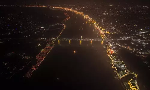 Dev Deepawali पर गंगा की रोशनी से वाराणसी दिव्य भव्यता से जगमगा उठा