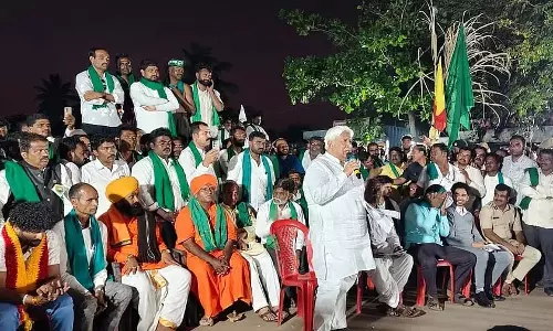 एच के पाटिल ने आंदोलन कर रहे गन्ना किसानों को बातचीत के लिए बुलाया; प्रदर्शनकारी झुकने के मूड में नहीं एच के पाटिल ने आंदोलन कर रहे गन्ना किसानों को बातचीत के लिए बुलाया; प्रदर्शनकारी झुकने के मूड में नहीं