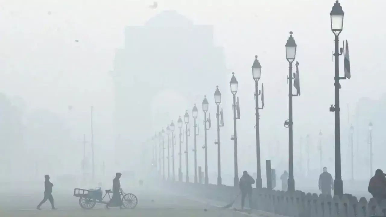 New Delhi: उत्तर भारत में शीतलहर की शुरुआत, विजिबिलिटी घटी New Delhi: उत्तर भारत में शीतलहर की शुरुआत, विजिबिलिटी घटी