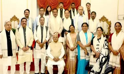 Bhopal: राज्यपाल पटेल से संसदीय समिति ने की मुलाकात Bhopal: राज्यपाल पटेल से संसदीय समिति ने की मुलाकात
