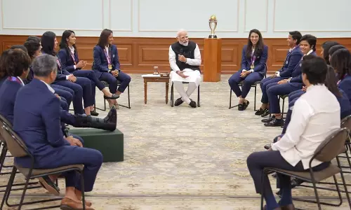 जब प्रधानमंत्री मोदी से महिला क्रिकेट प्लेयर ने पूछा स्किनकेयर रुटीन, वीडियो सोशल मीडिया पर खूब वायरल हो रहा जब प्रधानमंत्री मोदी से महिला क्रिकेट प्लेयर ने पूछा स्किनकेयर रुटीन, वीडियो सोशल मीडिया पर खूब वायरल हो रहा