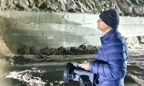 Champawat: डीएम ने रात में NH स्वाला का निरीक्षण कर कड़ा रुख दिखाया Champawat: डीएम ने रात में NH स्वाला का निरीक्षण कर कड़ा रुख दिखाया