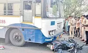 गड्ढे के कारण RTC बस से बाइक की टक्कर में 1 की मौत गड्ढे के कारण RTC बस से बाइक की टक्कर में 1 की मौत