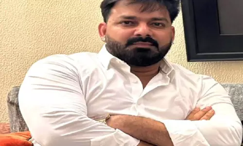 बिहार चुनाव: भोजपुरी स्टार पवन सिंह पहुंचे पोलिंग बूथ, बोले-मेरा वोट विकास के नाम