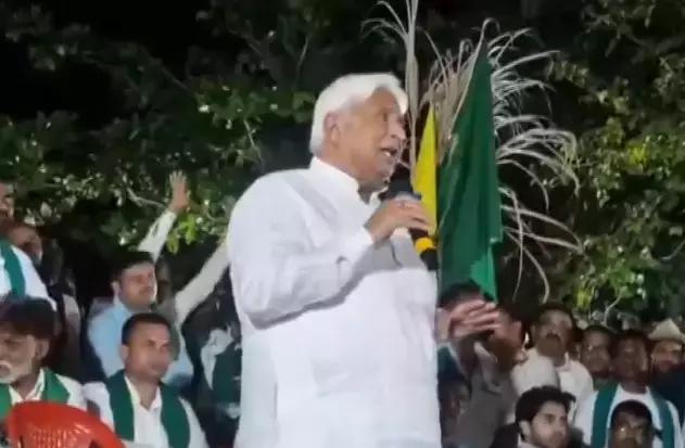 Karnataka : मंत्री एचके पाटिल ने गुरलापुर क्रॉस पर आंदोलनकारी गन्ना किसानों से मुलाकात की Karnataka : मंत्री एचके पाटिल ने गुरलापुर क्रॉस पर आंदोलनकारी गन्ना किसानों से मुलाकात की