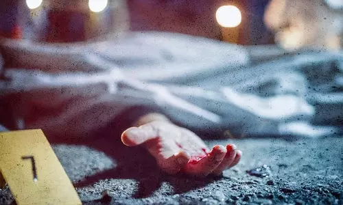 Ghatkopar में खड़ी दूध की गाड़ी से मोटरसाइकिल टकराने से मुंबई पुलिस कांस्टेबल की मौत Ghatkopar में खड़ी दूध की गाड़ी से मोटरसाइकिल टकराने से मुंबई पुलिस कांस्टेबल की मौत