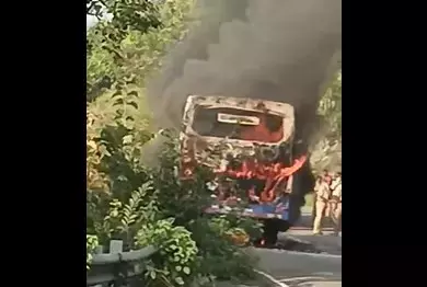 Odisha आरटीसी बस में घाट रोड पर आग लगने से बड़ा हादसा टला Odisha आरटीसी बस में घाट रोड पर आग लगने से बड़ा हादसा टला