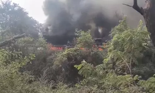 दुर्ग के पास टेलर वाहन में लगी आग दुर्ग के पास टेलर वाहन में लगी आग