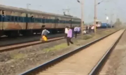 बिलासपुर रेल मंडल के अफसर लापरवाही से नहीं आ रहे बाज, एक ही ट्रैक में ट्रेन और मालगाड़ियां बिलासपुर रेल मंडल के अफसर लापरवाही से नहीं आ रहे बाज, एक ही ट्रैक में ट्रेन और मालगाड़ियां