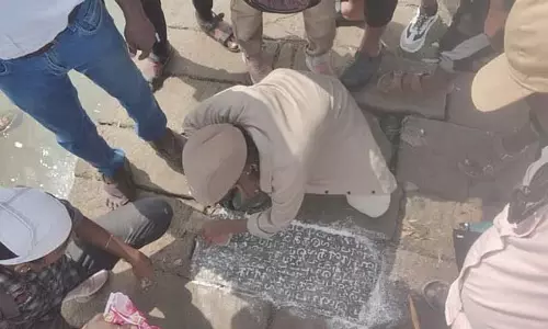 Nellai के पास 800 साल पुराने पांड्य शिलालेख मिले Nellai के पास 800 साल पुराने पांड्य शिलालेख मिले