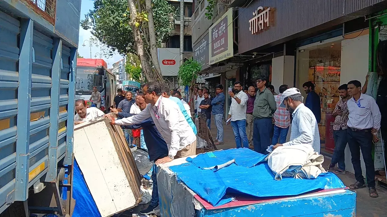 Mumbai: नगर निगम ने कोलाबा में 67 अवैध फेरीवालों को हटाया