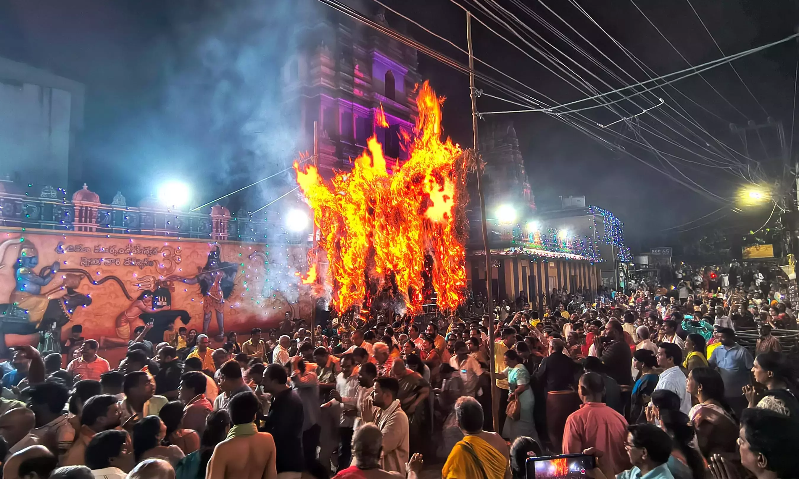 Andhra Pradesh : सत्यनारायण पूजा के लिए अन्नवरम मंदिर में हजारों की भीड़ उमड़ी