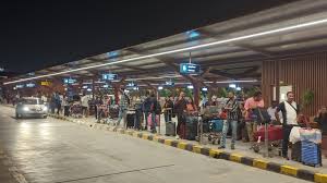 Bengaluru हवाई अड्डे पर उबर की अंतहीन कतार वायरल, यात्रियों को 2 घंटे तक करना पड़ा इंतज़ार