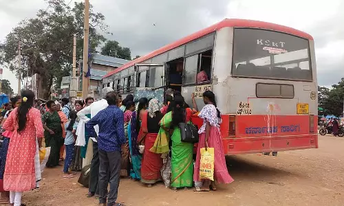 Vijayapura : चिक्काबल्लापुरा बस के लिए घंटों इंतज़ार करना पड़ता है Vijayapura : चिक्काबल्लापुरा बस के लिए घंटों इंतज़ार करना पड़ता है