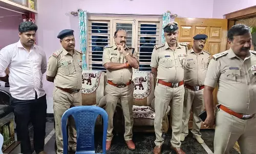 इनविटेशन लेटर देने के बहाने लूट: 200 ग्राम सोना चोरी इनविटेशन लेटर देने के बहाने लूट: 200 ग्राम सोना चोरी