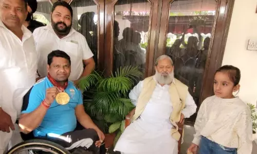 Haryana :  विज ने अंबाला में पैरा-शूटर दीपक सैनी को सम्मानित किया