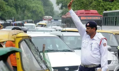 अनजान लोगों ने ट्रैफिक कांस्टेबल को धोखा दिया, DN नगर ट्रैफिक डिवीजन से जब्त गाड़ी लेकर फरार हो गए
