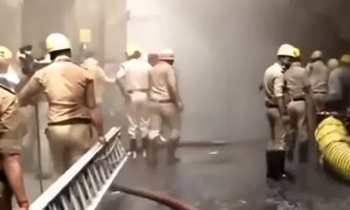 Kolkata पुलिस मुख्यालय के पास गोदाम में आग लग गई