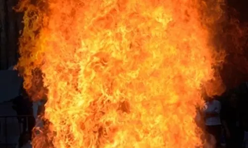 आंध्र प्रदेश में RTC बस में आग लगने से यात्री बाल-बाल बचे