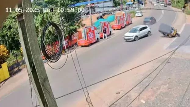 Kerala: चदयामंगलम में तीन वाहनों की टक्कर, ऑटोरिक्शा पलटने से एक यात्री घायल