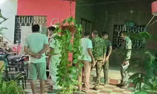 दंपति की गला रेतकर हत्या, घर में खून फैला, जांच में जुटी पुलिस दंपति की गला रेतकर हत्या, घर में खून फैला, जांच में जुटी पुलिस