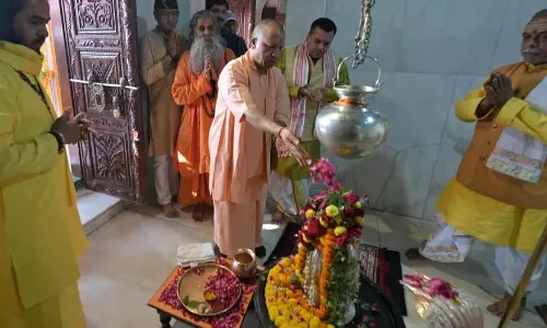 Varanasi: योगी आदित्यनाथ ने धार्मिक स्थल और आश्रम का दौरा कर लिया आशीर्वाद