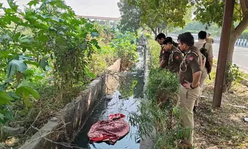 Noida: नाले में महिला का सिर कटा, नग्न शव मिला