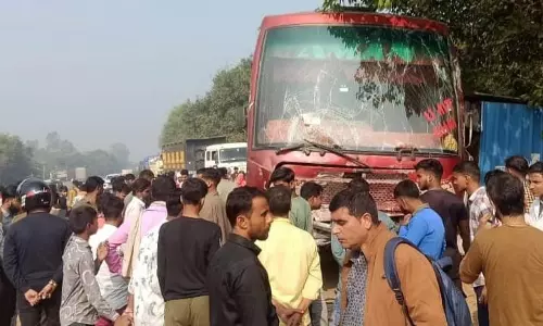 Bareilly: टेंपो-बाइक टक्कर के बाद पुलिस बूथ में घुसी बस, सात घायल