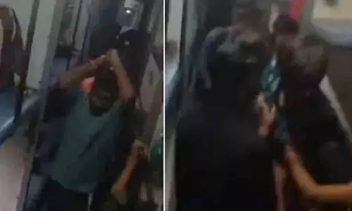ट्रेन में खाने की ऊंची कीमत को लेकर Catering Staff ने यात्री पर हमला किया ट्रेन में खाने की ऊंची कीमत को लेकर Catering Staff ने यात्री पर हमला किया