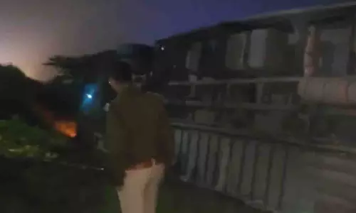 UP: आगरा-लखनऊ मार्ग पर डबल डेकर बस पलटने से कई घायल UP: आगरा-लखनऊ मार्ग पर डबल डेकर बस पलटने से कई घायल