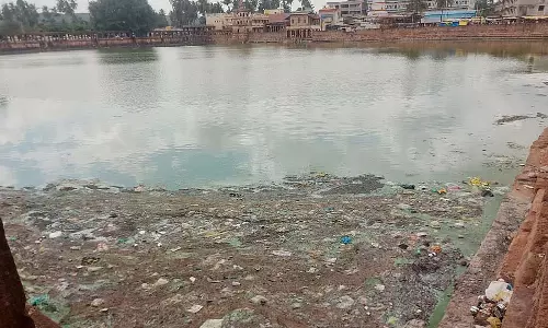 कचरे से भरी नदी: दर्शन के लिए बनशंकरी आने वाले भक्तों का रेला कचरे से भरी नदी: दर्शन के लिए बनशंकरी आने वाले भक्तों का रेला