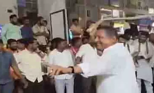 जुबली हिल्स चुनाव प्रचार के दौरान कांग्रेस विधायक का व्हिप डांस वायरल जुबली हिल्स चुनाव प्रचार के दौरान कांग्रेस विधायक का व्हिप डांस वायरल