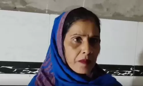 OMG! यूट्यूबर का LIVE वीडियो...अपनी मां से पहले विवाद और बाद में मारपीट करती दिखाई दे रही