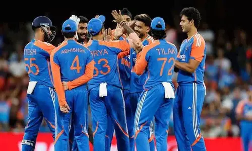 Axar Patel ने दिलाई पहली सफलता, ऑस्ट्रेलियाई टीम ने पावर प्ले में बनाए 48 रन
