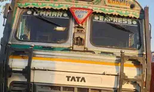 Nuh: तेज रफ्तार ट्रक ने दंपति और दो बच्चों को कुचला Nuh: तेज रफ्तार ट्रक ने दंपति और दो बच्चों को कुचला