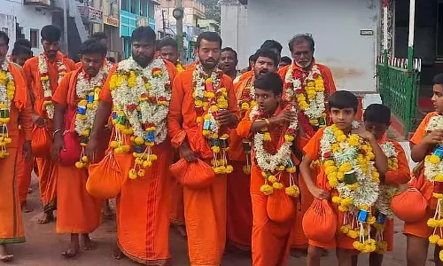 Sandur : कुमारस्वामी मलधारी की पदयात्रा Sandur : कुमारस्वामी मलधारी की पदयात्रा