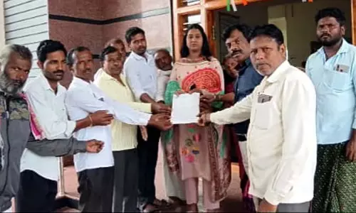 Karnataka : गांव वालों ने तहसीलदार से शरणार्थी स्थल पर हुए अतिक्रमण को हटाने की अपील की Karnataka : गांव वालों ने तहसीलदार से शरणार्थी स्थल पर हुए अतिक्रमण को हटाने की अपील की