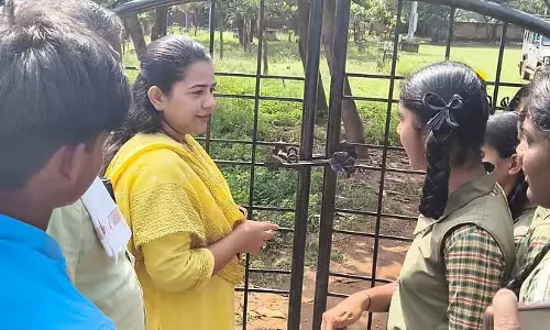 टीचर को सस्पेंड करने का वादा : तहसीलदार ने स्कूल का ताला खोला