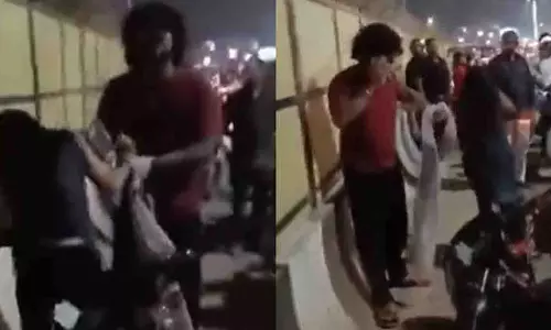 UP: महिला का शारीरिक शोषण, लोग वीडियो बनाते रहे UP: महिला का शारीरिक शोषण, लोग वीडियो बनाते रहे