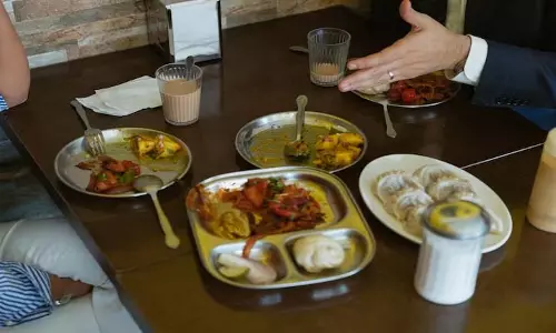 Zohran Mamdani ने चाय, मोमोज और एओसी के साथ मेयर-चुनाव दिवस की शुरुआत की