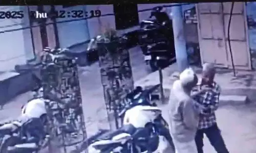 बरेली में कूड़ा डालने को लेकर विवाद बढ़ने पर BJP नेता के भाई ने चलाई गोली बरेली में कूड़ा डालने को लेकर विवाद बढ़ने पर BJP नेता के भाई ने चलाई गोली