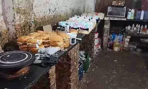 Jabalpur बेकरी की अस्वच्छ रसोई का खुलासा, लाइसेंस निलंबित Jabalpur बेकरी की अस्वच्छ रसोई का खुलासा, लाइसेंस निलंबित
