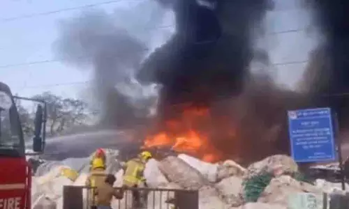 Navi Mumbai: ऐरोली में कबाड़ के गोदाम में भीषण आग लगी