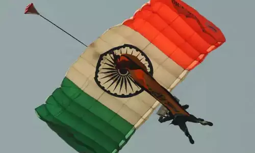 रायपुर के आसमान में दिखा ‘सूर्यकिरण’ का जलवा, आकाशगंगा टीम ने 8000 फीट से लगाई छलांग रायपुर के आसमान में दिखा ‘सूर्यकिरण’ का जलवा, आकाशगंगा टीम ने 8000 फीट से लगाई छलांग