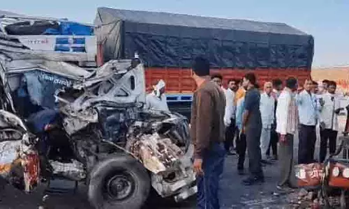 Khargone में दो मिनी ट्रकों की टक्कर में दो लोगों की मौत, 7 अन्य घायल Khargone में दो मिनी ट्रकों की टक्कर में दो लोगों की मौत, 7 अन्य घायल