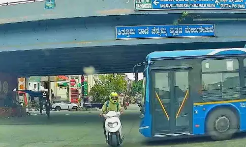 BMTC बस को चकमा देकर हादसे से बचा बाइक सवार